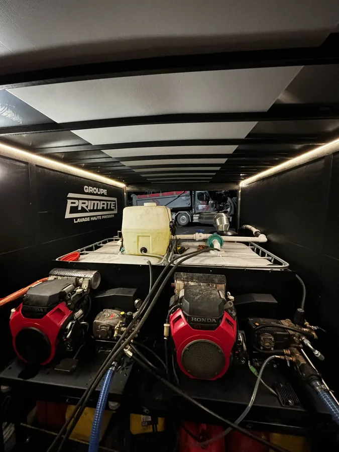 Camion et machinerie de nettoyage