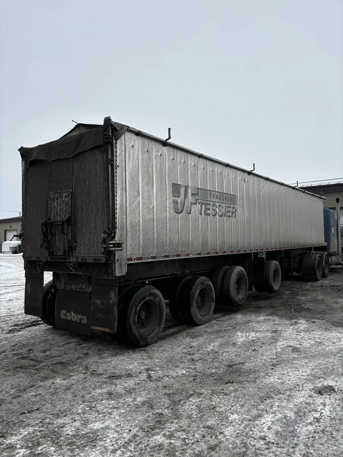 Avant - Nettoyage haute pression de camion de transport à St-Roch Lanaudière