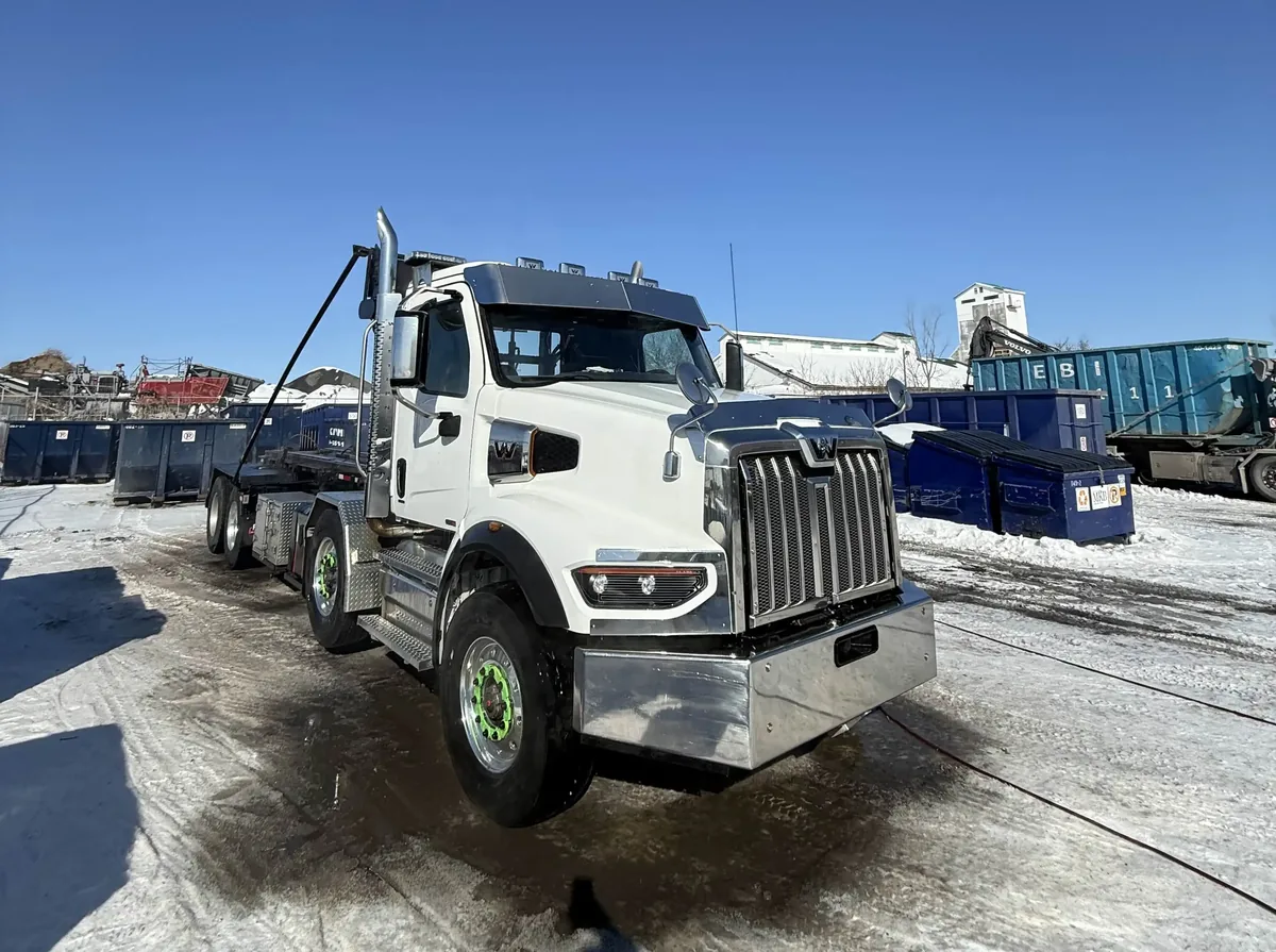 Après - Nettoyage haute pression de camion de type Roll-Off à lassomption