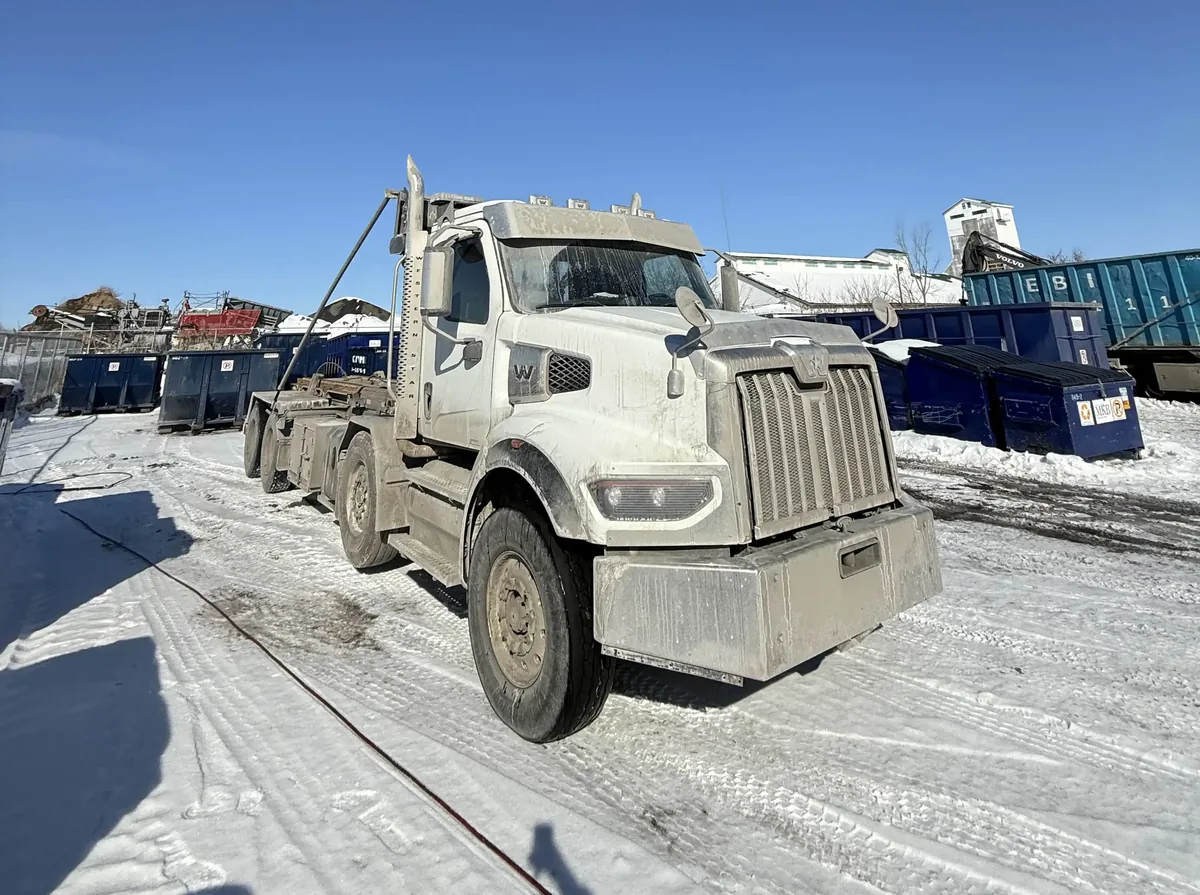Avant - Nettoyage haute pression de camion de type Roll-Off à lassomption