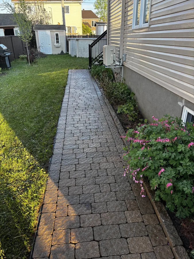 Après - Nettoyage de terrasse en pavé-uni à Repentigny Lanaudière