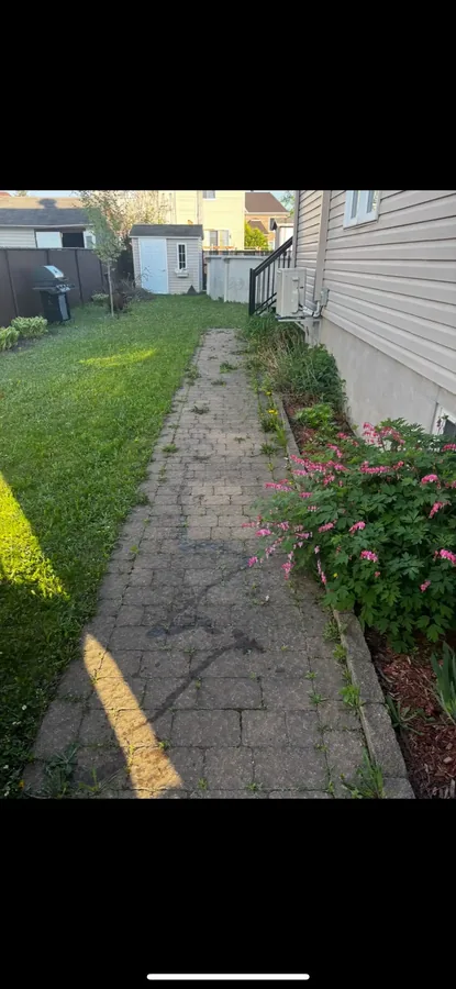 Avant - Nettoyage de terrasse en pavé-uni à Repentigny Lanaudière